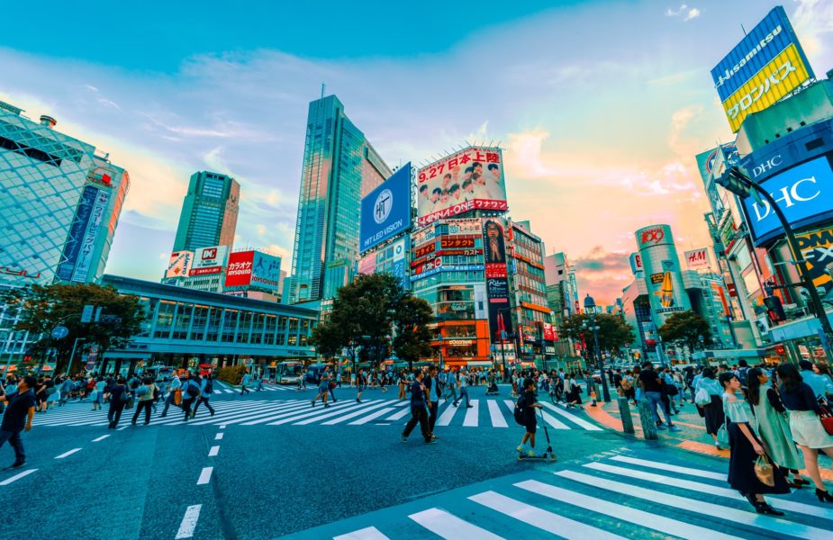 「に」と「で」の違いがわからない！使い分けのポイントは【動詞の意味】だけ